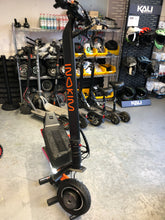 Laden Sie das Bild in den Galerie-Viewer, Inokim OXO electric scooter | LG Cells 60V 25.6aH | 2600W
